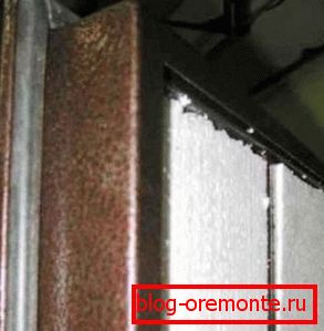 Przymocuj uszczelkę między usztywnieniami Przymocuj uszczelkę między usztywnieniami
