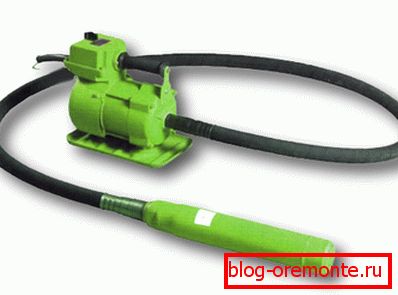 Klasyczny wibrator elektromechaniczny do betonu. Klasyczny wibrator elektromechaniczny do betonu.