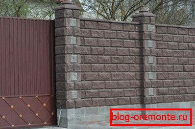Czapki na betonowych słupkach ogrodzeniowych można malować farbami fasadowymi Czapki na betonowych słupkach ogrodzeniowych można malować farbami fasadowymi