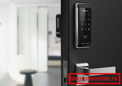 Kombinacja mechanicznych i elektronicznych zamków na drzwiach wejściowych Kombinacja mechanicznych i elektronicznych zamków na drzwiach wejściowych