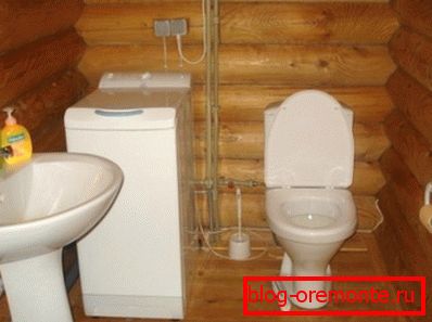 Kompaktowa łazienka w domu w ogrodzie Kompaktowa łazienka w domu w ogrodzie