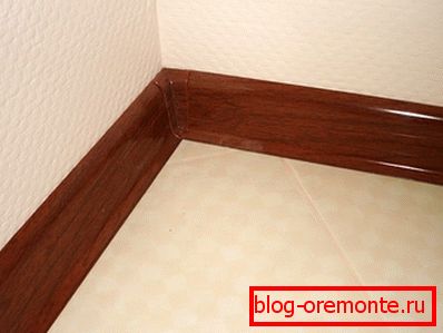 Kontrastuje z lekkim laminatem i ścianami