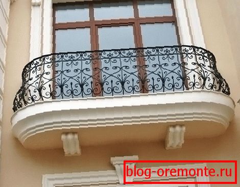Ogrodzenie kute na balkonie