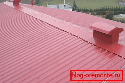 Okładzinę mocuje się specjalnymi śrubami z gumową uszczelką