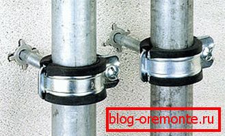 Mocowanie rur do napowietrzonego betonu za pomocą specjalnych kołków. Mocowanie rur do napowietrzonego betonu za pomocą specjalnych kołków.