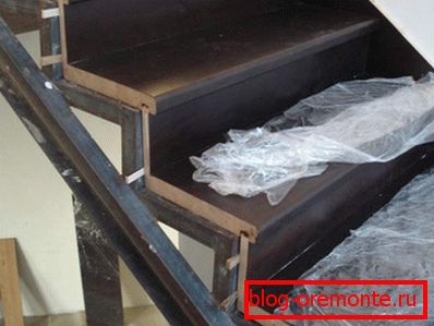 Montaż drewnianych desek na schodach metalowy ganek metalowy