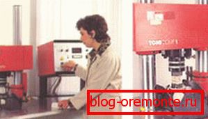 Technicy laboratoryjni stale monitorują jakość mieszanki. Technicy laboratoryjni stale monitorują jakość mieszanki.