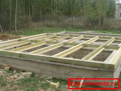 Opóźnienia podłogi - belki z prętami czaszkowymi Opóźnienia podłogi - belki z prętami czaszkowymi