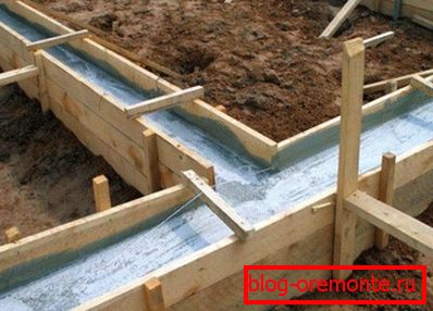 Listwa betonowa pod budynkiem Listwa betonowa pod budynkiem