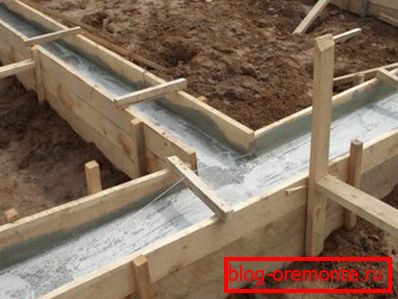 Rozłożyć fundamenty szalunkowe Rozłożyć fundamenty szalunkowe