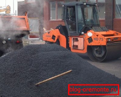 Amatorskie zdjęcie betonu asfaltowego i sprzętu, który jest niezbędny do jego instalacji Amatorskie zdjęcie betonu asfaltowego i sprzętu, który jest niezbędny do jego instalacji