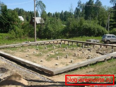 Amatorskie zdjęcie gotowego growera w formie taśmy na podłożu z pali betonowych Amatorskie zdjęcie gotowego growera w formie taśmy na podłożu z pali betonowych