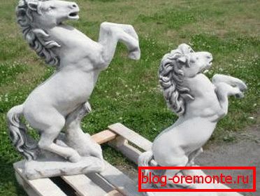 Amatorskie zdjęcie gotowych posągów w postaci koni, które są wykonane z betonu Amatorskie zdjęcie gotowych posągów w postaci koni, które są wykonane z betonu