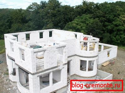 Amatorskie zdjęcie konstrukcji domków z wykorzystaniem bloczków z betonu komórkowego jako głównego materiału Amatorskie zdjęcie konstrukcji domków z wykorzystaniem bloczków z betonu komórkowego jako głównego materiału