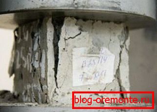 Amatorskie zdjęcie próbki, na której testuje siłę Amatorskie zdjęcie próbki, na której testuje siłę