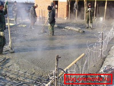 Amatorskie zdjęcie, proces betonowania na zimno, który wykorzystuje gorący roztwór, który można zobaczyć przez odparowanie Amatorskie zdjęcie, proces betonowania na zimno, który wykorzystuje gorący roztwór, który można zobaczyć przez odparowanie