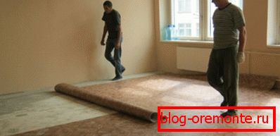 Amatorskie zdjęcie, proces układania linoleum na podłodze z betonu Amatorskie zdjęcie, proces układania linoleum na podłodze z betonu