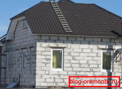 Amatorskie zdjęcie budynku z betonu komórkowego, które pokazuje, że potrzebuje dodatkowej dekoracji, którą należy wziąć pod uwagę w projekcie Amatorskie zdjęcie budynku z betonu komórkowego, które pokazuje, że potrzebuje dodatkowej dekoracji, którą należy wziąć pod uwagę w projekcie