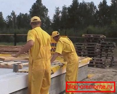 Montaż izolacji odcinającej z izolacją na piwnicy przed położeniem Montaż izolacji odcinającej z izolacją na piwnicy przed położeniem