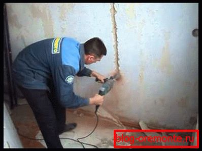 Montaż podrozetnikov w betonowej ścianie za pomocą perforatora Montaż podrozetnikov w betonowej ścianie za pomocą perforatora