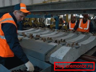Montaż podkładów kolejowych i betonowych przed położeniem na nasypie Montaż podkładów kolejowych i betonowych przed położeniem na nasypie