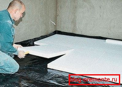 Montaż sekcji piankowych do izolacji termicznej posadzki betonowej Montaż sekcji piankowych do izolacji termicznej posadzki betonowej