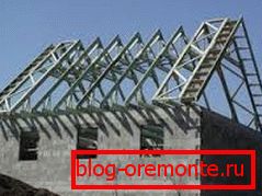 Mocne lub ciężkie pokrycia dachowe mogą być tworzone w domach z takiego materiału tylko wtedy, gdy mają nie więcej niż jedno piętro, chociaż uważa się to za nadmierne wydatki. Mocne lub ciężkie pokrycia dachowe mogą być tworzone w domach z takiego materiału tylko wtedy, gdy mają nie więcej niż jedno piętro, chociaż uważa się to za nadmierne wydatki.