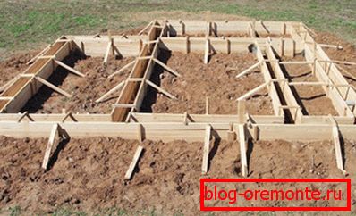 Na zdjęciu - forma deski pod podstawą domu Na zdjęciu - forma deski pod podstawą domu