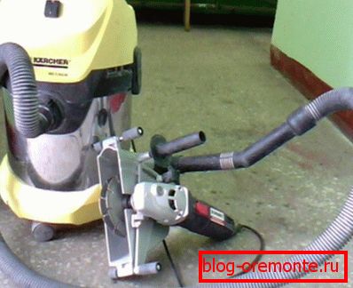 Zdjęcie pokazuje elektronarzędzie w połączeniu z odkurzaczem przemysłowym. Zdjęcie pokazuje elektronarzędzie w połączeniu z odkurzaczem przemysłowym.