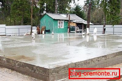Na zdjęciu - gotowa podstawa, wykonana w postaci solidnej płyty Na zdjęciu - gotowa podstawa, wykonana w postaci solidnej płyty