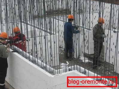 Na zdjęciu - rama z żelbetowej ściany ze stałym deskowaniem. Na zdjęciu - rama z żelbetowej ściany ze stałym deskowaniem.