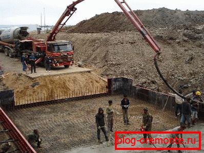 Na zdjęciu - betonowanie na dużą skalę w budownictwie przemysłowym. Na zdjęciu - betonowanie na dużą skalę w budownictwie przemysłowym.