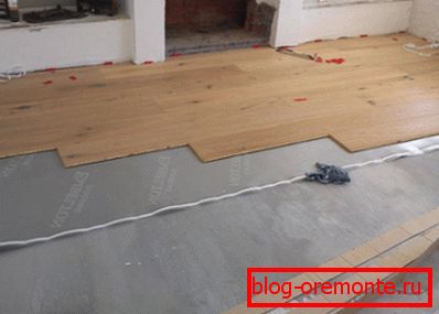 Na zdjęciu - instalacja podłogi na betonowej podstawie Na zdjęciu - instalacja podłogi na betonowej podstawie