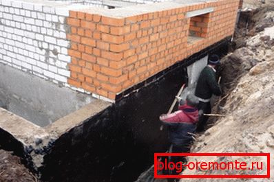 Na zdjęciu - obróbka podkładu za pomocą bitumicznego mastyksu Na zdjęciu - obróbka podkładu za pomocą bitumicznego mastyksu