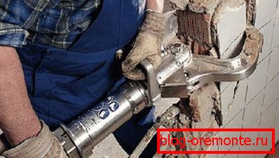 Na zdjęciu - użycie sprzętu elektrohydraulicznego do rozbijania przegród Na zdjęciu - użycie sprzętu elektrohydraulicznego do rozbijania przegród