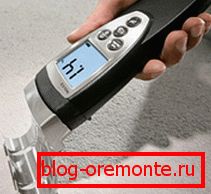 Na zdjęciu - proces określania poziomu wilgotności Na zdjęciu - proces określania poziomu wilgotności