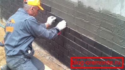 Na zdjęciu - prace instalacyjne na mokrej nawierzchni Na zdjęciu - prace instalacyjne na mokrej nawierzchni