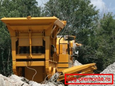 Na zdjęciu - praca zmechanizowanego kompleksu do unieszkodliwiania stałych odpadów budowlanych. Na zdjęciu - praca zmechanizowanego kompleksu do unieszkodliwiania stałych odpadów budowlanych.