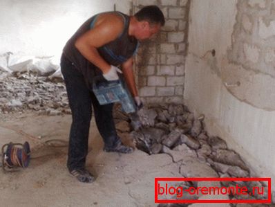 Na zdjęciu - samodzielne usunięcie podłogi z betonu