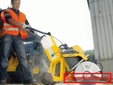 Na zdjęciu - frez do nawierzchni na platformie kołowej Na zdjęciu - frez do nawierzchni na platformie kołowej