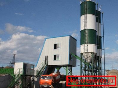 Na zdjęciu - sprzęt stacjonarny do produkcji mieszanki betonowej Na zdjęciu - sprzęt stacjonarny do produkcji mieszanki betonowej