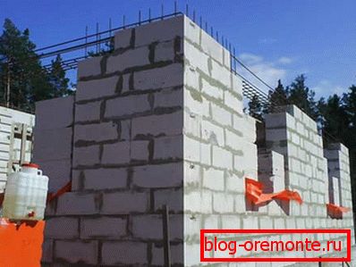 Na zdjęciu - konstrukcja ścian nośnych na fundamencie betonowym Na zdjęciu - konstrukcja ścian nośnych na fundamencie betonowym