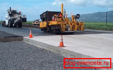 Na zdjęciu - dokowanie płyty betonowej asfaltem Na zdjęciu - dokowanie płyty betonowej asfaltem