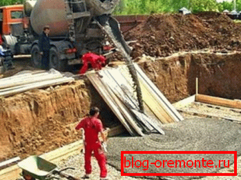Na zdjęciu - wlewanie samozagęszczalnego betonu do szalunku Na zdjęciu - wlewanie samozagęszczalnego betonu do szalunku
