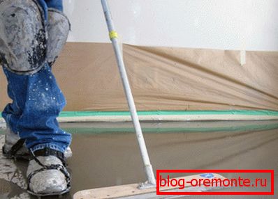 Na zdjęciu osoba nie myje podłogi, ale zajmuje się jej wygładzaniem. Na zdjęciu osoba nie myje podłogi, ale zajmuje się jej wygładzaniem.