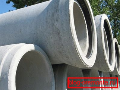 Na zdjęciu - produkty z betonu zbrojonego z dzwonem i pierścieniem uszczelniającym. Na zdjęciu - produkty z betonu zbrojonego z dzwonem i pierścieniem uszczelniającym.