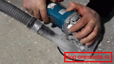 Na zdjęciu - ręczne szlifowanie powierzchni betonu przy pomocy odpylacza Na zdjęciu - ręczne szlifowanie powierzchni betonu przy pomocy odpylacza