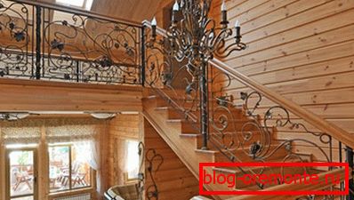 Na zdjęciu - połączenie drewna i wyrobów kutych. Na zdjęciu - połączenie drewna i wyrobów kutych.