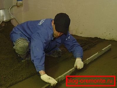 Na zdjęciu wstępnej glinianej podłogi Na zdjęciu wstępnej glinianej podłogi