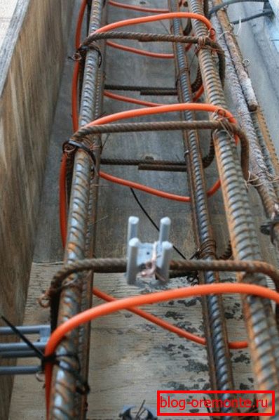 Ilustrowany kabel grzejny osadzony w szalunku Ilustrowany kabel grzejny osadzony w szalunku